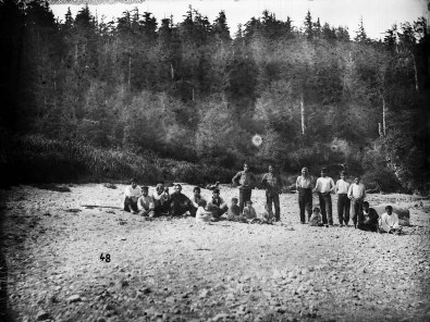 Haida Indians of Ya-Tza Village, Graham Island, Queen Charlotte Islands, B.C. Chief Edenshaw standing second from left (© George M. Dawson / Bibliothèque et Archives Canada / Library and Archives Canada / C-3368514)