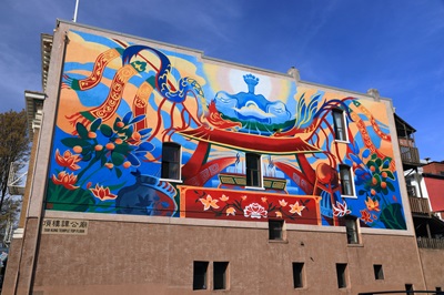 Mural on the south side of the Yen Wo Society Building, representing the Tam Kung Temple and its artifacts, 2024. © Parks Canada | Parcs Canada, Christian Lieb, 2024.