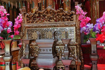 Pewter alter set at the Tam Kung Temple, with vases, lamps, and censer, from 1897, Victoria, British Columbia, 2024. © Parks Canada | Parcs Canada, Christian Lieb, 2024.
