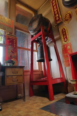 The cast iron bell, dating to 1887, is the oldest artifact in the Tam Kung Temple, Victoria, British Columbia, 2024. © Parks Canada | Parcs Canada, Christian Lieb, 2024.