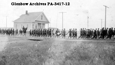 Soldiers marching near Sarcee Army Camp, Calgary, Alberta, 1915 © Glenbow Library and Archives Collection / Libraries and Cultural Resources Digital Collections/University of Calgary/John Harold Owen fonds/pa-3417-12|Collection de la bibliothèque et des archives Glenbow/Fonds John Harold Owen/pa-3417-12