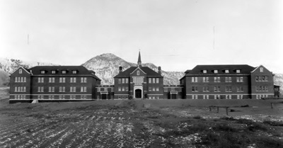 Former Kamloops Indian Residential School, Tk’emlúps te Secwépemc, British Columbia, circa 1930 (© Archives Deschâtelets-NDC, Fonds Deschâtelets | Archives Deschâtelets-NDC, Fonds Deschâtelets)