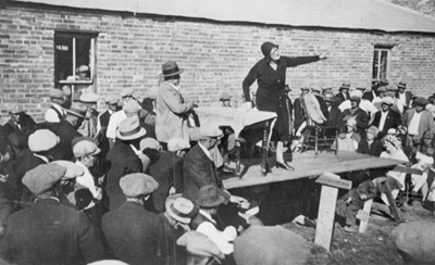Annie Buller speaking to miners in Estevan, Sept 27, 1931. © PAS Photo R-A32584. Provincial Archives of Saskatchewan / PAS Photo R-A32584. Archives provinciales de la Saskatchewan