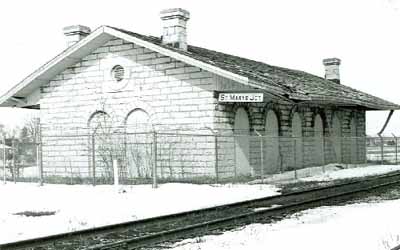 Vue en angle de l'Ancienne gare ferroviaire Grand tronc, montrant les façades du dos et du côté, 1992. (© M. Carter, 1992.)