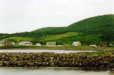 View of Le Boutillier Manor, showing its location on an open piece of land in Anse-au-Griffon, overlooking the village, 1997. © Parks Canada Agency / Agence Parcs Canada, Jocelyne Cossette, 1997.