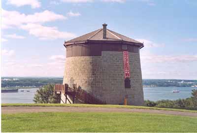 Vue de la tour Martello 1, montrant les massifs murs circulaires en moellons de maçonnerie, 2003. (© Parks Canada Agency/Agence Parcs Canada, 2003.)