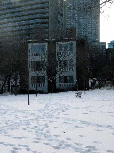 Vue du lieu historique national du Canada The Studio Building, qui montre son emplacement au bord du ravin Rosedale, dans le centre-ville de Toronto, 2004. © Agence Parcs Canada / Parks Canada Agency, Andrew Waldron, 2004.
