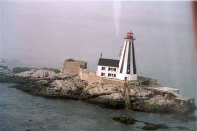 L'Ancienne résidence du gardien de phare, montrant la tour de phare juxtaposée, 1999. © Canadian Coast Guard / Garde côtière canadienne, 1999.