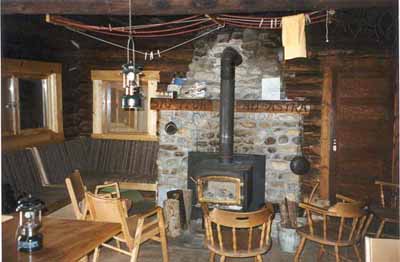 Interior of the Stanley Mitchell Alpine Hut, demonstrating the rustic design of the building, 1998. © Parks Canada Agency\Agence Parcs Canada, 1998.
