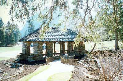 Vue de l'arrière du pavillon Cambrien, où l'on peut apercevoir l’emploi de schiste de ruisseau Corral, posé en appareil discontinu, sur les murs extérieurs, 1997. © Parks Canada Agency / Agence Parcs Canada, 1997.