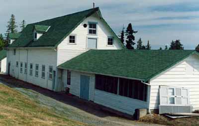 General view of Building 28, showing its exterior cladding of bevelled wood siding and evenly-spaced wood sash windows, 1993. © Department of Agriculture / Ministère de l'Agriculture, 1993.