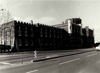 View of the Bay Street Armoury, showing the crenellated parapet walls that crown the building, 1990. © Ministère de la Défense nationale / Department of National Defence, 1990