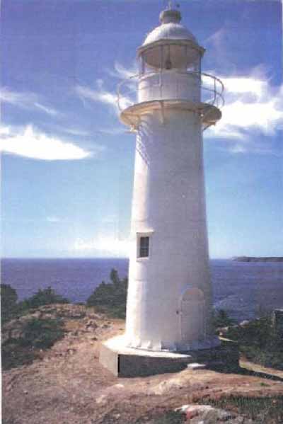Rear view of the Tower at Bull Head, showing the lantern and cap with its prominent platform, handrail and weathervane, 1991. © Canadian Coast Guard / Garde côtière canadienne, 1991.