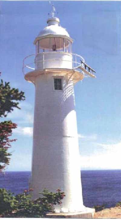Front view of the Tower at Bull Head, showing the cylindrical massing of the cast-iron tower, 1991. © Canadian Coast Guard / Garde côtière canadienne, 1991.