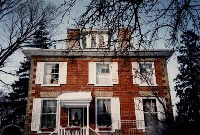 Rear view of Bentley House, showing the exterior walls of red brick with contrasting pale brick for window trim and corner quoins, 1992. © Public Works and Government Services Canada / Travaux publics et Services gouvernementaux Canada, 1992.