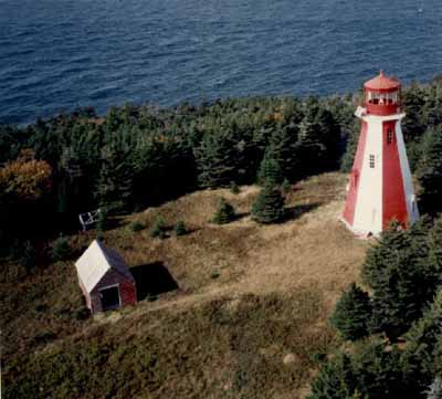 Aerial view of the site of the Lighttower at Henry Island, 1990. © Transport Canada / Transports Canada, 1990.