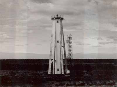 General view of the Light Tower, showing the tall massing of the hexagonal structure with a lantern platform. (© Parks Canada Agency / Agence Parcs Canada.)