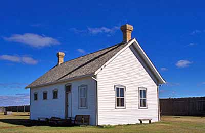Corner view of the Guard House at Fort Battleford, showing the gable roof covered in wood shingles, 2003. © Agence Parcs Canada / Parks Canada Agency, M. Fieguth, 2003.