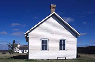 Side view of the Guard House, emphasizing the balloon frame construction and exterior walls of clapboard, 2003. © Parks Canada Agency / Agence Parcs Canada, M. Fieguth, 2003.
