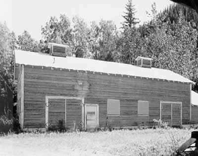 View of the Gas House, showing the large double doors with horseshoe hinges, 1988. (© Parks Canada Agency / Agence Parcs Canada, 1988.)