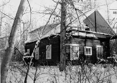 Corner view of the Troberg Residence, showing the domestic nature of its remote site, with its surrounding trees, 1988. © Agence Parcs Canada / Parks Canada Agency, 1988.