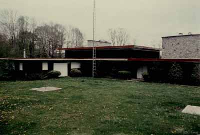 Vue de la façade générale de la villa, qui montre sa volumétrie horizontale, de plain-pied et la composition tripartite, 1989. © Environment Canada / Environnement Canada, 1989.