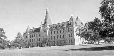 General view of the Administration Building at Collins Bay Institution (© Parks Canada Agency / Agence Parcs Canada)