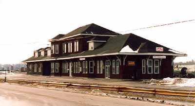 Vue en angle de la Gare ferroviaire Canadien Pacifique, montrant les façades de l'arrière et du côté. (© Photographie Jacqueline hallé, 1991.)