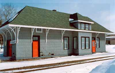 Corner view of Canadian National Railway Station, showing both the rear and side façades, 1993. (© Cliché Ethnotech inc, 1993.)