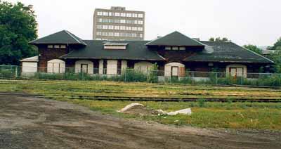 Vue en angle de la Gare ferroviaire Canadien Pacifique, montrant le façade de l’arrière, 1993. (© Agence Parcs Canada / Parks Canada Agency, Christiane Lefebvre, 1993.)
