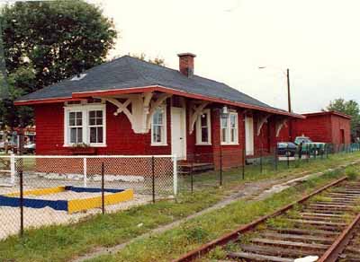 Vue en angle de la gare ferroviaire, 1990. (© Cliché Ethnotech Inc., 1990.)