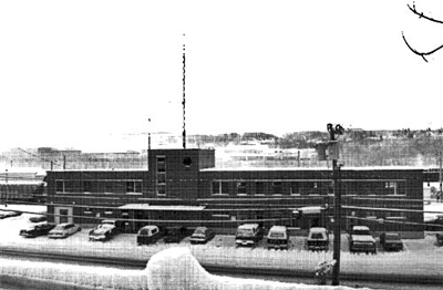 Front facade of the Canadian National Railways Station (north elevation) emphasizing the horizontal orientation of the body of the building and the vertical orientation of the tower, 1996. © Parks Canada Agency / Agence Parcs Canada, S. D. Bronson, 1996.