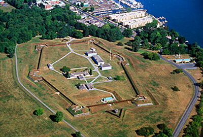 Aerial view of the Fort George National Historic Site of Canada emphasizing the siting of the fortress on a steep rise, near the mouth of the river, 2001. © Parks Canada Agency / Agence Parcs Canada, G. Vandervlugt, 2001.