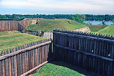 General view of the Fort George National Historic Site of Canada walls and palissades, 1985. © Parks Canada Agency / Agence Parcs Canada, B. Morin, 1985.
