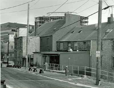 Rear elevations of a row of buildings on Water Street, 1986. © Agence Parcs Canada/Parks Canada Agency, J. Harris, 1986.