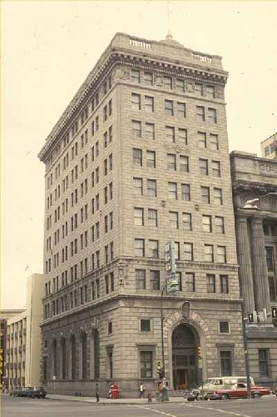 View of the Bank of Hamilton, showing its monolithic ten-storey massing under a flat roof, an Italianate design and tripartite vertical division. © Agence Parks Canada / Parks Canada Agency.