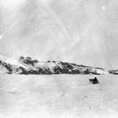 General view of Kittigazuit Archeological Sites National Historic Site of Canada, 1932. (© Library and Archives Canada/Bibliothèque et Archives Canada, Department of Indian and Northern Affairs/Ministère d'Affaires indiennes et du Nord Canada, 1932.)