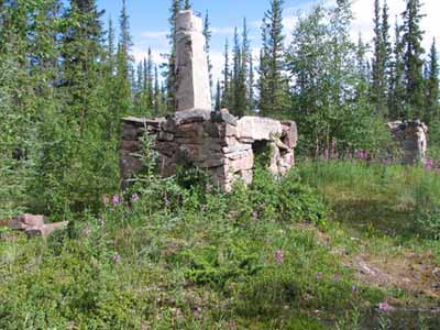 Vue générale des vestiges de la cheminée Back au Lieu historique national du Canada Fort-Reliance, 2007. (© Government of Canada / Gouvernement du Canada, D. Mulders, 2007.)