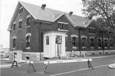 Corner view of the Old Gymnasium, 1988. © Department of National Defence / Ministère de la Défense nationale, KNC, 1988.