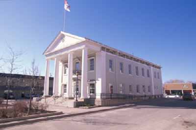 View of Napanee Town Hall, showing its stately Greek revival style, evident in its overall form and proportions, 1995. © Agence Parcs Canada / Parks Canada Agency, 1995.