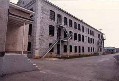 View of the West Workshop, showing the many arched windows along its exterior walls, 1988. © Travaux publics Canada / Public Works Canada, 1988.