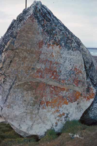 Vue du lieu d'hivernage de Parry's Rock, qui montre l’existence de gravures de J. Fisher et d’autres relatant les diverses phases de l’exploration de l’Arctique, 1980. © Parks Canada Agency / Agence Parcs Canada, S. Mackenzie, 1980.