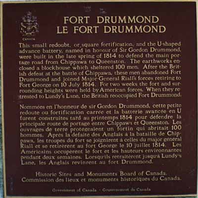 Vue de la plaque de la Commission des lieux et monuments historiques du Canada qui commémore le lieu historique national du Canada Fort Drummond, 1989 © Parks Canada Agency/Agence parcs Canada, 1989.