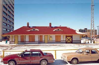 Front view of the former Canadian Northern Railway Station, 1991. (© Parks Canada Agency/Agence Parcs Canada, Murray Peterson, 1991.)