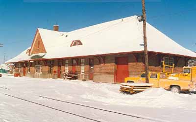 Corner view of Canadian Pacific Railway Station, showing both the rear and side façades, 1991. (© Parks Canada Agency / Agence Parcs Canada, 1991.)