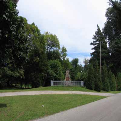 Vue générale du monument et de la plaque de la Commission des lieux et monuments historiques du Canada, 2005. © Parks Canada Agency/Agence parcs Canada, 2005.