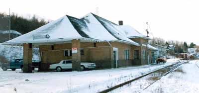 Vue en angle de la Gare Canadien National, montrant les façades de l'arrière et du côté. (© Agence Parcs Canada / Parks Canada Agency, A. M. de Fort-Menares, 1993.)