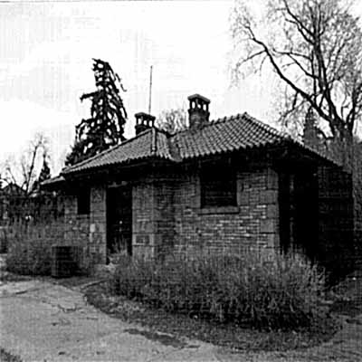 Corner view of the Patterson Creek Pavillion, 1994. © Parks Canada Agency/Agence Parcs Canada, Leslie Maitland, 1994.