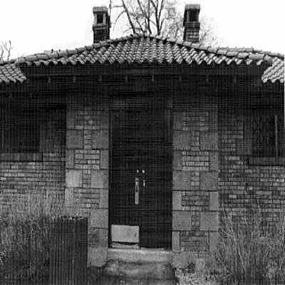 Front view of the Patterson Creek Pavilion, 1994. © Parks Canada Agency/Agence Parcs Canada, Leslie Maitland, 1994.
