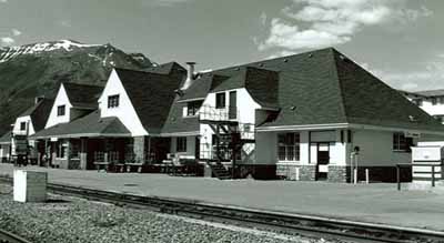 Vue en angle de la Gare ferroviaire Canadien National, montrant les façades de l'arrière et du côté, 1991. (© Great Plains Research Consultants, B. Potyondi, 1991.)